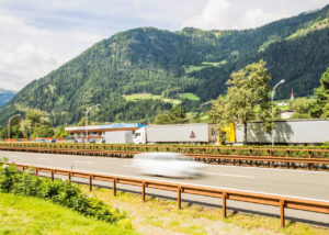 Leitplanken aus Cortenstahl auf der Brennerautobahn